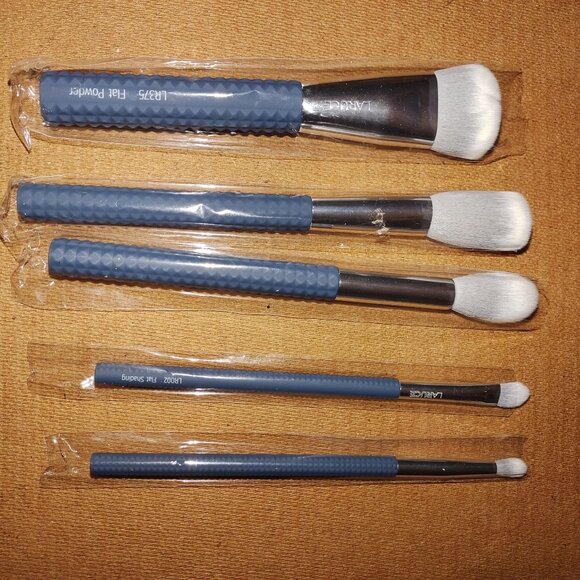 5-LARUCE Durable/professional-grade brushes for precise makeup application-NEW - Picture 5 of 5